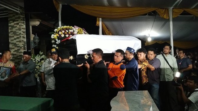 Peti jenazah Sutopo saat dibawa warga setibanya di rumah duka, Depok. (Suara.com/Yasir).