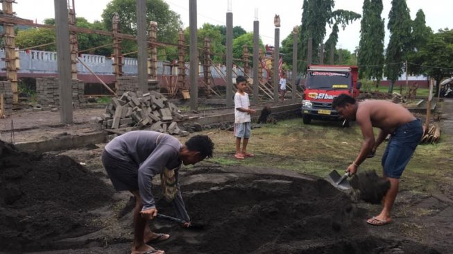 Muhammad Rafdi Marajabessy, putra ketiga Wakil Wali Kota Tidore Kepulauan, Maluku Utara, Muhammad Sinen. Rafdi justru bekerja sebagai kuli bangunan untuk mencari nafkah. [Facebook/Muhammad Naoval]