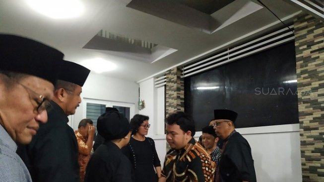 Momen Haru saat Menlu Retno Memeluk Anak Pertama Almarhum Sutopo
