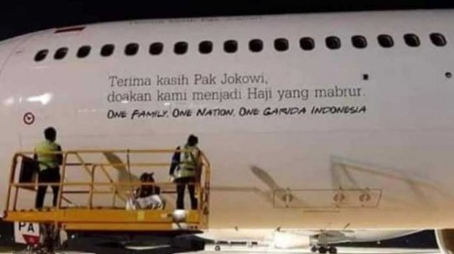Ada Stiker Terima Kasih Jokowi di Pesawat Haji, Ini Penjelasan Garuda