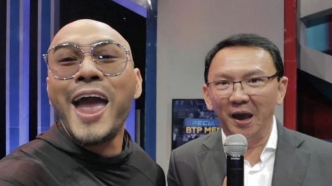 Deddy Corbuzier berpose dengan Ahok. [instagram/mastercorbuzier]