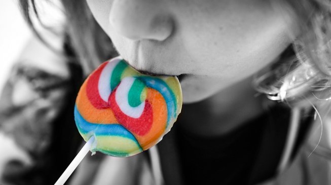 Anak 6 tahun sakit perut akibat menelan tangkai permen lollipop.