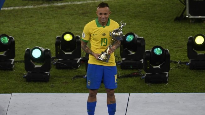 Attacker Timnas Brasil, Everton Soares berpose bersama trofi Golden Boot, setelah menjadi top skor Copa America 2019. [MAURO PIMENTEL / AFP]