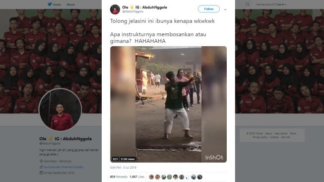 Aksi kocak warganet, ibu-ibu yang lebih heboh instrukturnya. [Twitter]