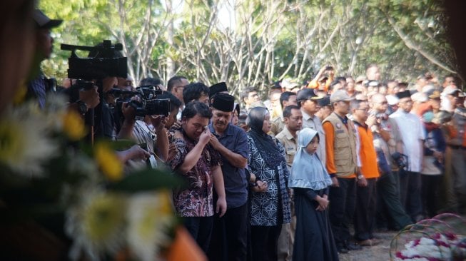 Pemakaman Sutopo Diiringi Isak Tangis Keluarga