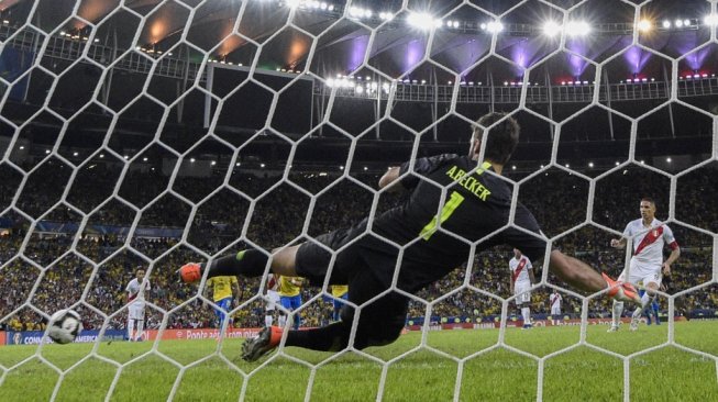 Penyerang Peru, Paolo Guerrero sukses mengecoh kiper Brasil Alisson Becker saat melakukan eksekusi penalti di final Copa America 2019, Senin (8/7/2019). [JUAN MABROMATA / AFP]