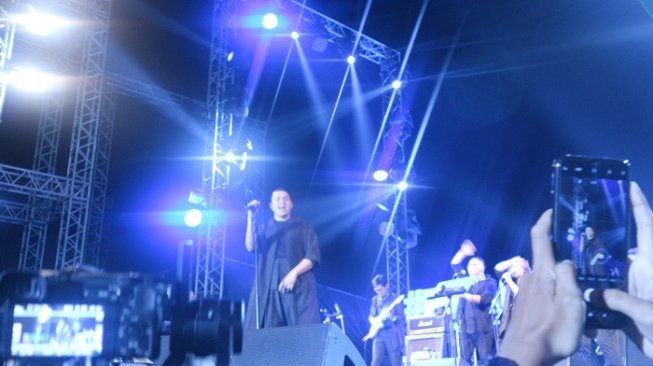 Tulus jadi penampil pamungkas Prambanan Jazz 2019. (Suara.com/Una)