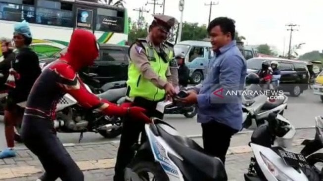 Asyik Kendarai Motor, Spiderman Ditilang Polisi