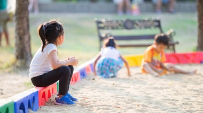 Anak Pemalu, Begini Cara Mendorongnya Agar Mau Bersosialisasi