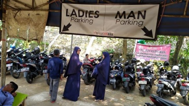 Sejumlah Lahan Parkir Motor di Depok Dipisah Antara Lelaki dan Perempuan