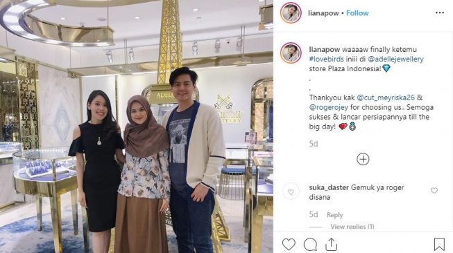 Cut Meyriska dan Roger Danuarta di sebuah toko perhiasan. [instagram/lianapow]