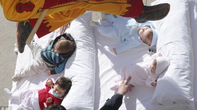  Upacara "Lompatan Iblis" di Spanyol yang Dianggap untuk Lindungi Bayi