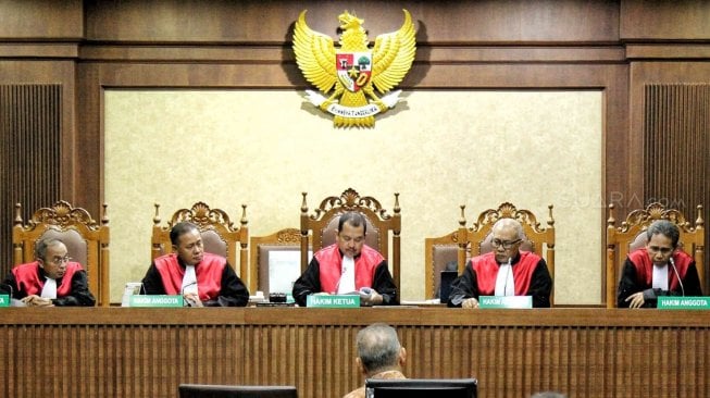 Terdakwa kasus dugaan suap proyek PLTU Riau-1, mantan Dirut PLN Sofyan Basir menjalani sidang lanjutan dengan agenda pembacaan putusan sela di Pengadilan Tipikor, Jakarta, Senin (8/7). [Suara.com/Muhaimin A Untung]