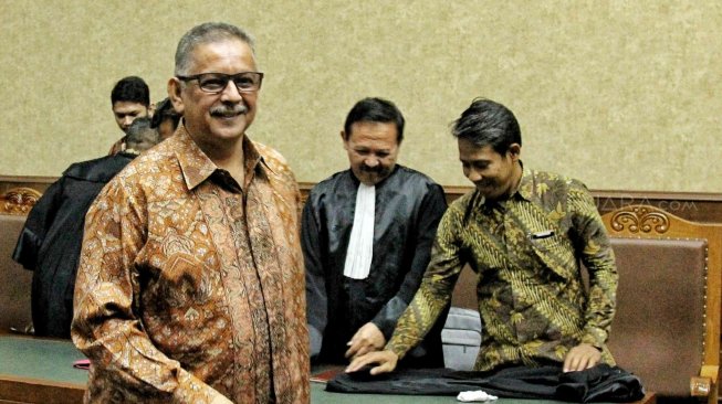 Terdakwa kasus dugaan suap proyek PLTU Riau-1, mantan Dirut PLN Sofyan Basir menjalani sidang lanjutan dengan agenda pembacaan putusan sela di Pengadilan Tipikor, Jakarta, Senin (8/7). [Suara.com/Muhaimin A Untung]