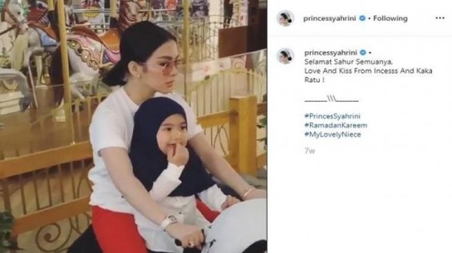 Gemasnya saat Keponakan Syahrini Meniru Gaya Tantenya