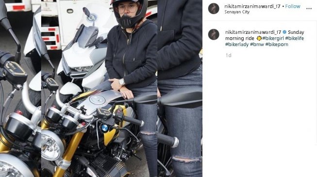 Gaya Nikita Mirzani sunmori dengan BMW R Nine T. (Instagram/@nikitamirzanimawardi_17)