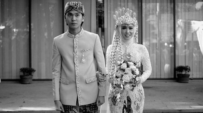 Iqbaal Ramadahan Gandeng Pengantin Perempuan, Penggemar Patah Hati