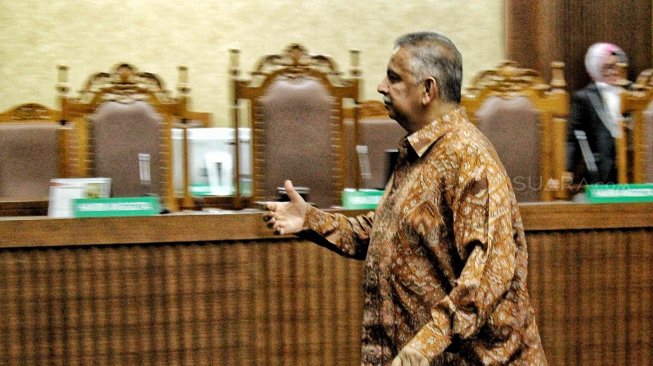 Terdakwa kasus dugaan suap proyek PLTU Riau-1, mantan Dirut PLN Sofyan Basir menjalani sidang lanjutan dengan agenda pembacaan putusan sela di Pengadilan Tipikor, Jakarta, Senin (8/7). [Suara.com/Muhaimin A Untung]