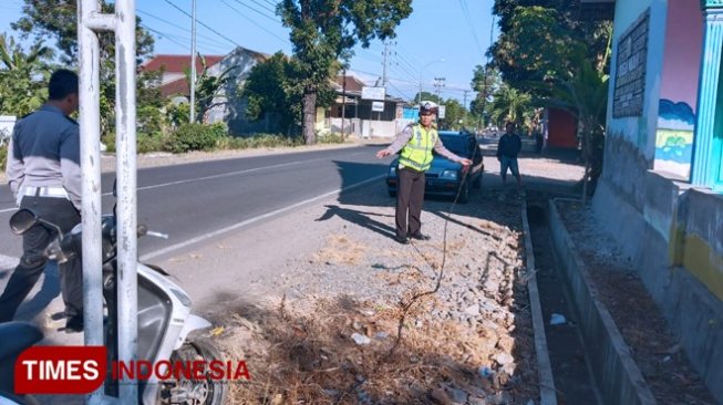 Leher Tersangkut Kabel Listrik, Pengguna Jalan Terjatuh dari Motor