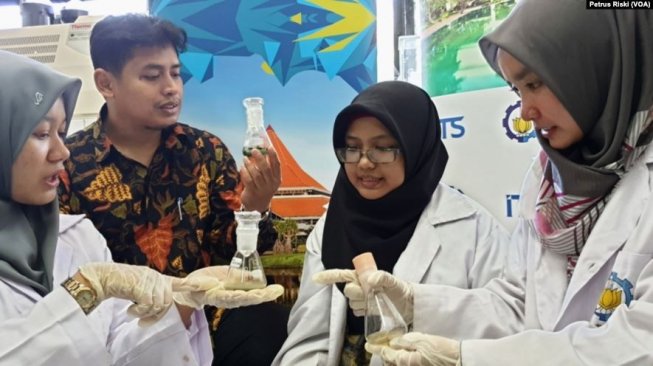 Keren, Mahasiswi ITS Manfaatkan Jamur untuk Mengurai Sampah plastik