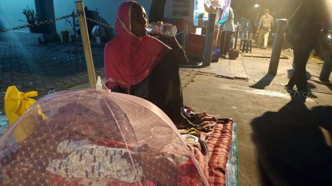 Imigran pencari suaka asal Sudan, Safuad bersama bayinya tinggal di troatoar Jalan Kebon Sirih, Jakarta Pusat, Selasa (9/7/2019). [Suara.com/Fakhri Fuadi Muflih]