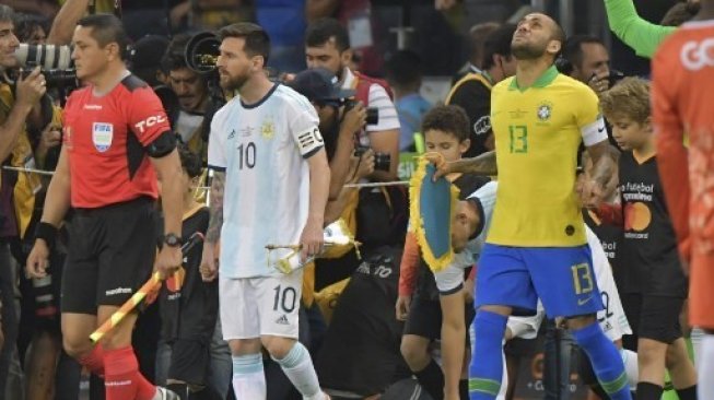 Kapten Argentina Lionel Messi dan kapten Brasil Dani Alves saat semifinal Copa America 2019 di Mineirao Stadium, Belo Horizonte. Luis Acosta / AFP