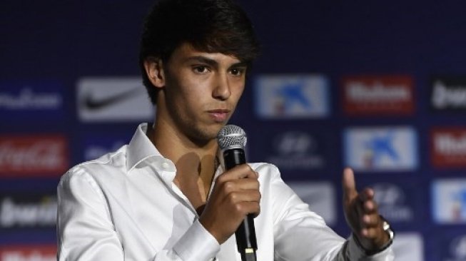 Joao Felix saat diperkenalkan sebagai pemain baru Atletico Madrid di Wanda Metropolitan stadium, Madrid. PIERRE-PHILIPPE MARCOU / AFP