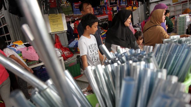 Sejumlah pengunjung memilih perlengkapan sekolah di salah satu gerai di kawasan Pancoran Mas, Depok, Jawa Barat, Selasa (9/7). [Suara.com/Arief Hermawan P]
