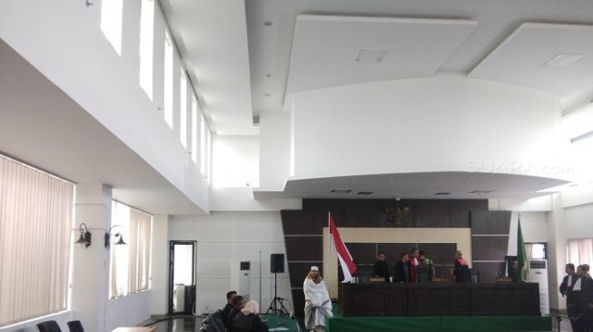 Bahar bin Smith divonis tiga tahun penjara terkait kasus penganiayaan remaja. (Suara.com/Aminuddin)