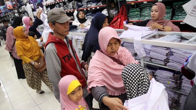 Sejumlah pengunjung memilih perlengkapan sekolah di salah satu gerai di kawasan Pancoran Mas, Depok, Jawa Barat, Selasa (9/7). [Suara.com/Arief Hermawan P]
