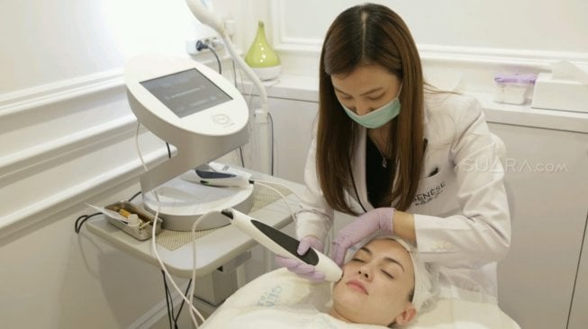 Rianti Cartwrght perawatan di Genese Aesthetic Clinic, Jakarta Utara. [Sumarni/Suara.com]