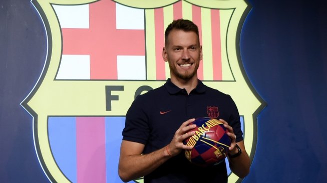 Kiper baru Barcelona, Norberto Murara Neto dikenalkan manejemen Barcelona di Stadion Camp Nou. (Josep LAGO / AFP)