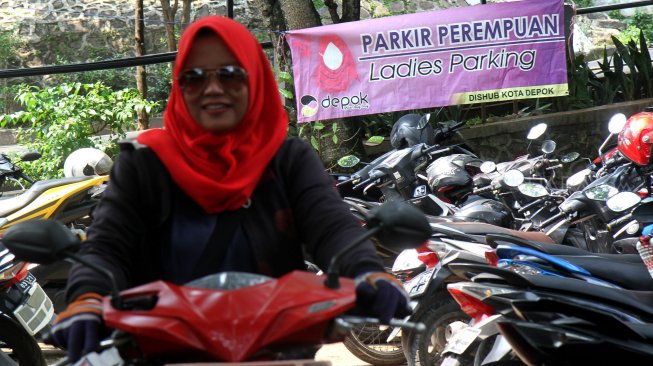 Pengunjung memarkir sepeda motor di lahan parkir RSUD Kota Depok, Jawa Barat, Selasa (9/7). [Suara.com/Arief Hermawan P]