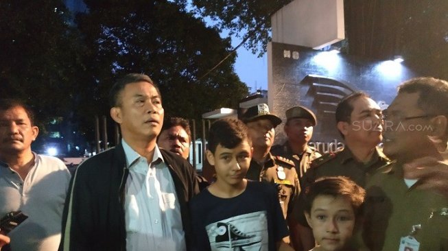 Ketua DPRD DKI Jakarta, Prasetyo Edi Marsudi sambangi imigran pencari suaka yang terlantar di sepanjang jalan Kebon Sirih. (Suara.com/Fakhri).