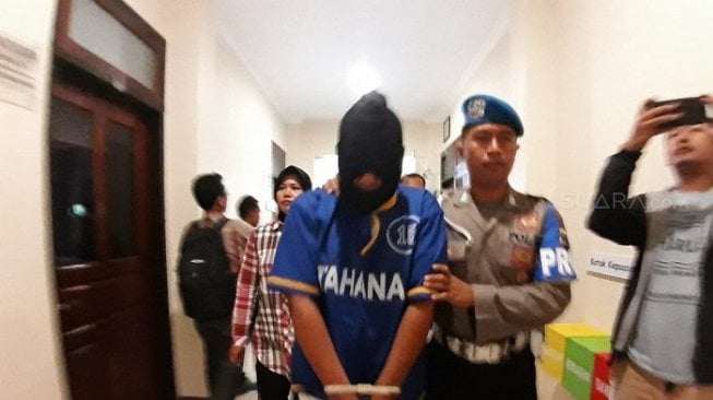 Akhmad alias ASA, suami yang jual istri saat diamankan Polres Pasuruan Kabupaten. (Suara.com/Ali)