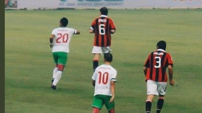 Bambang Pamungkas bermain bersama legenda AC Milan, Paolo Maldini dan Franco Baresi saat laga amal antara Indonesia All Legend vs AC Milan Glorie 2013 lalu. (Twitter/@bepe20)