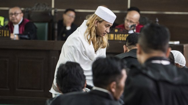 Terdakwa kasus dugaan penganiayaan terhadap remaja Bahar bin Smith mengikuti sidang putusan di gedung Arsip dan Perpustakaan, Bandung, Jawa Barat, Selasa (9/7). [ANTARA FOTO/M Agung Rajasa]