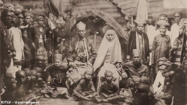 CEK FAKTA: Foto Viral Wanita Indonesia Berjilbab Dipotret Tahun 1700?