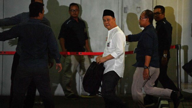 Mantan Kepala Badan Penyehatan Perbankan Nasional (BPPN) Syafruddin Arsyad Temenggung (ketiga kanan) meninggalkan Rutan Kelas 1 Jakarta Timur Cabang Rutan KPK, Jakarta, Selasa (9/7). ANTARA FOTO/Sigid Kurniawan