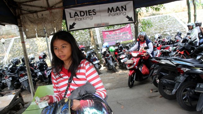 Pengunjung memarkir sepeda motor di lahan parkir RSUD Kota Depok, Jawa Barat, Selasa (9/7). [Suara.com/Arief Hermawan P]