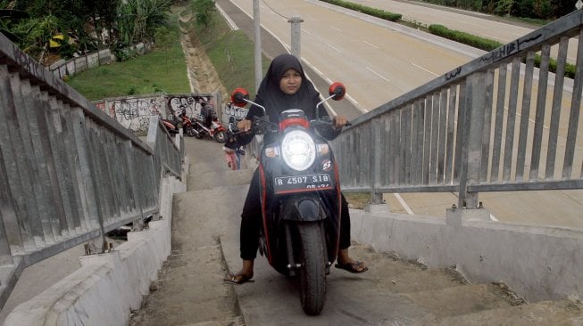 Pengendara motor mengambil jalan pintas melewati Jembatan Penyeberangan Orang (JPO) yang berada di atas ruas Tol Cinere-Jagorawi (Cijago), Kota Depok, Jawa Barat , Selasa (9/7). [ANTARA FOTO/Yulius Satria Wijaya]