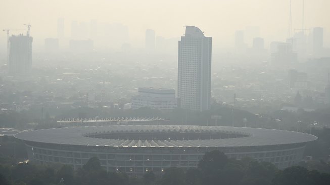 Gedung bertingkat tersamar kabut polusi udara di Jakarta, Senin (8/7). [ANTARA FOTO/M Risyal Hidayat]