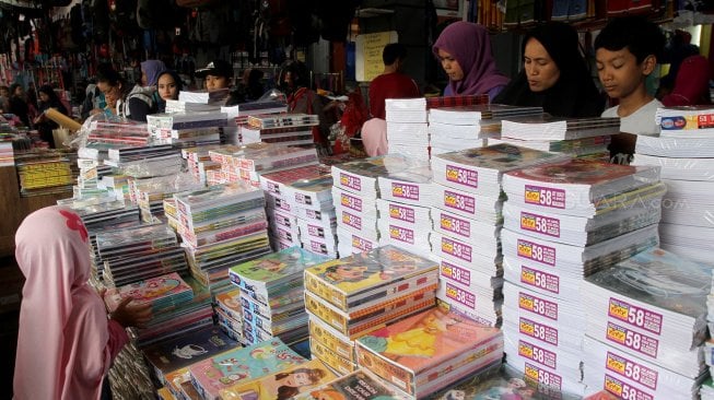 Sejumlah pengunjung memilih perlengkapan sekolah di salah satu gerai di kawasan Pancoran Mas, Depok, Jawa Barat, Selasa (9/7). [Suara.com/Arief Hermawan P]
