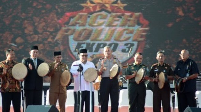 Kapolda Aceh, Irjen Pol Rio S Djambak (keempat kanan) bersama Pangdam Iskandar Muda, Mayjen TNI Teguh Arief Indratmoko (ketiga kanan) dan pejabat Forum Komunikasi Pimpinan Daerah (Forkopimda) Aceh, menabuh gendang saat pembukaan Aceh Police Expo 3 Tahun 2019 di Lapangan Blang Padang, Banda Aceh, Aceh, Senin (8/7/2019)[ANTARA FOTO/Ampelsa/ama].