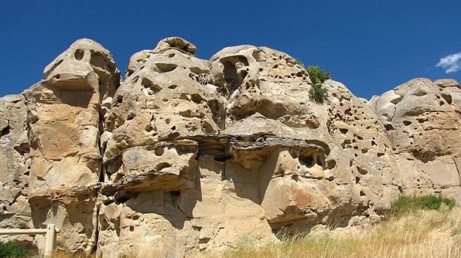 Writing on Stone (Wikimedia Commons Eileen Mak)