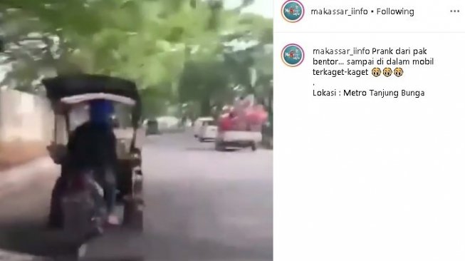 Atraksi bentor di jalanan. (Instagram/@makassar_info)