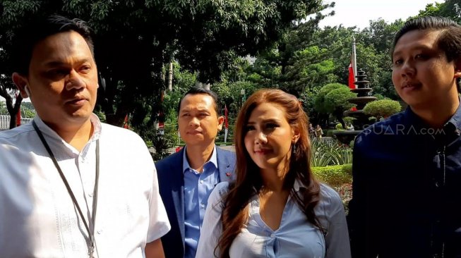 Farhat Abbas, Pablo Benua, dan Rey Utami di Polda Metro Jaya, Rabu (10/7/2019). [Revi Cofans Rantung/Suara.com]