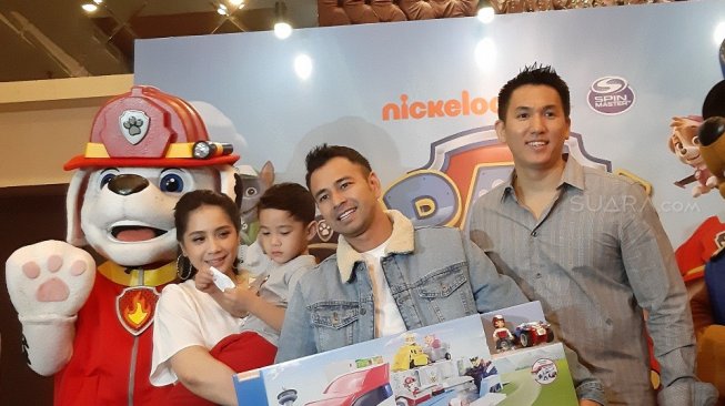 Raffi Ahmad bersama Nagita Slavina dan Rafathar. [Yuliani/Suara.com]