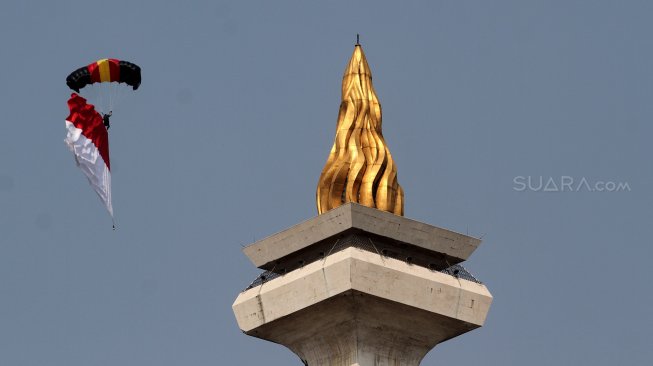 Sejumlah anggota TNI-Polri tampil dalam perayaan HUT Bhayangkara ke-73 di Kawasan Monas, Jakarta, Rabu (10/7). [Suara.com/Arief Hermawan P]