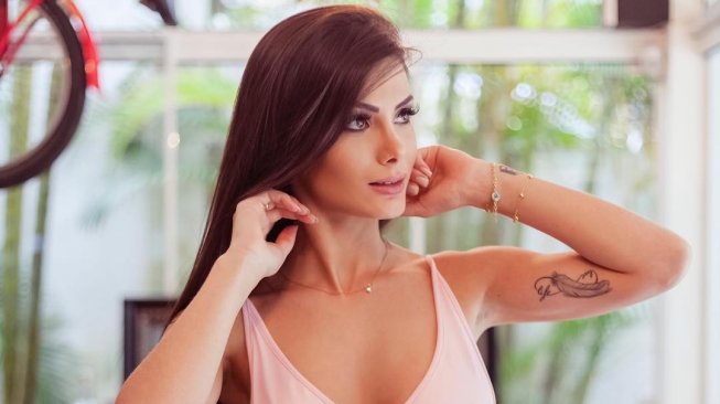 Ana Karoline Nozario merupakan mahasiswi 22 tahun asal Brasil. (Instagram/@ananazarioo)